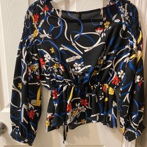 NWOT Unique lovely pull-over blouse, vneck.